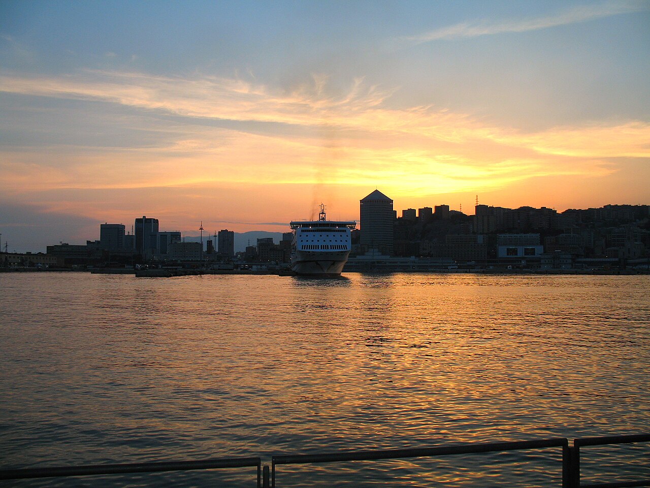 Le terminal ferries du port de Gênes — photo réelle
