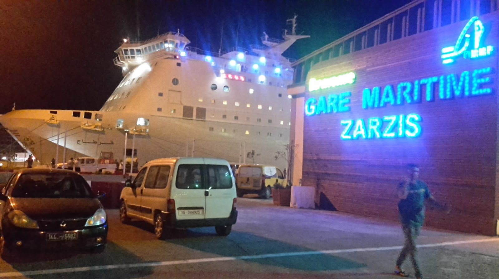 La gare maritime de Zarzis illuminée — photo réelle